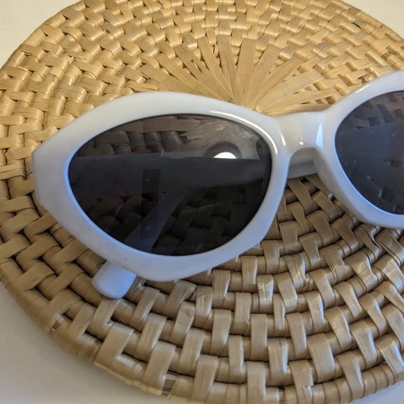 White sunglasses - Cat eye - Picture 2 of 5